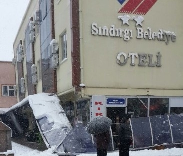 Balıkesir’de Kar Çatilari Çökertti