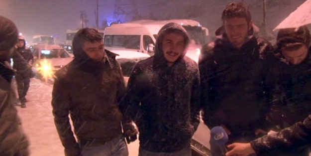 Üniversiteliler yolda mahsur kaldı