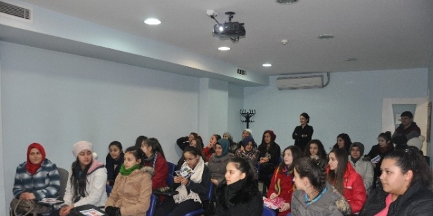 Liseli Öğrenciler Gençlik Merkezini Gezdiler