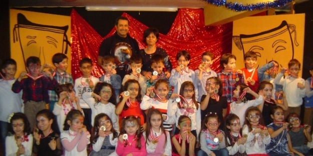 Okumayı Başaran Öğrencilere Madalya Süprizi