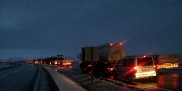 Yoğun Kar Yağışı Afyonkarahisar-kütahya Karayolunu Trafiğe Kapadı