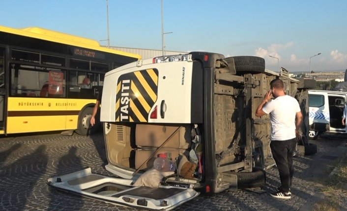 Bursa'da 2 servis minibüsü çarpıştı: 8 işçi yaralı