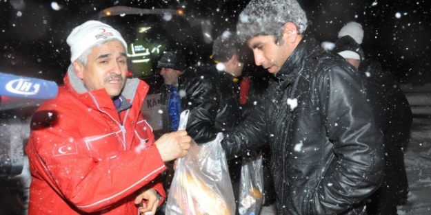 Yolda kalanlara Kızılay yetişti