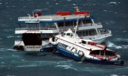 Bodrum'da feribot ve deniz otobüsü çarpıştı!