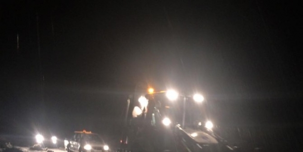 Araçta Mahsur Kalan 6 Kişi Kurtarıldı