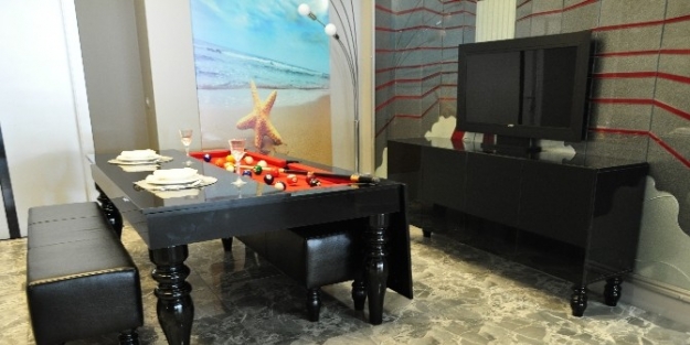 Bu Yemek Masası, Bilardo Masasına Dönüşüyor