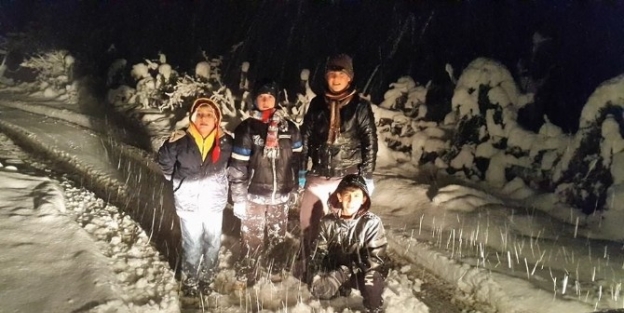 Kar Yağdı, Çocuklara Gün Doğdu