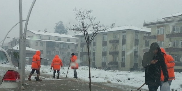 Düzce Belediyesi Ekipleri Kaldırımları Kardan Temizliyor