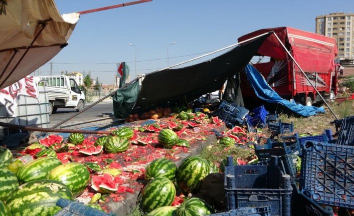 Otomobil karpuz sergisine daldı! 1 ölü