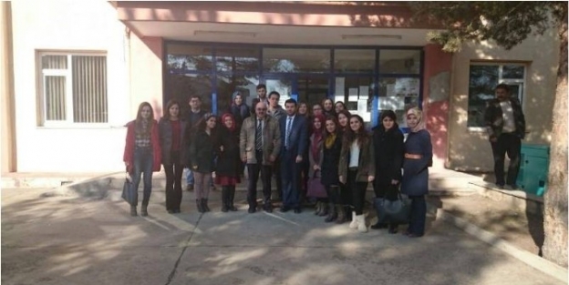 Erzincan Üniversitesi Öğrencilerinden İlköğretim Öğrencilerine Giyecek Ve Kırtasiye Yardımı