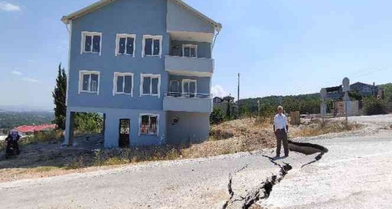 Bursa'da inşaat çalışması karayolu ve evlerin bahçesini çökertti