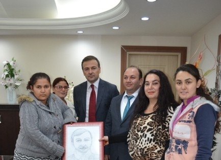 Engelli Genç Kız, Kara Kalemle Kaymakam Güven’i Çizdi