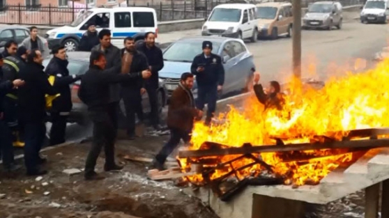 Herkesin gözleri önünde kendini ateşe attı