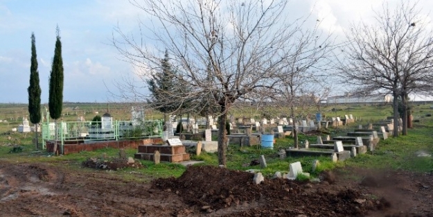 Yol Kenarında Ölü Bulunan Kız Kimsesizler Mezarlığına Defnedildi