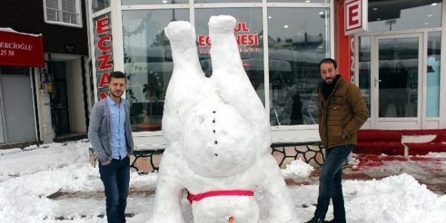 Bu Da ’çatıdan Düşen’ Kardan Adam...