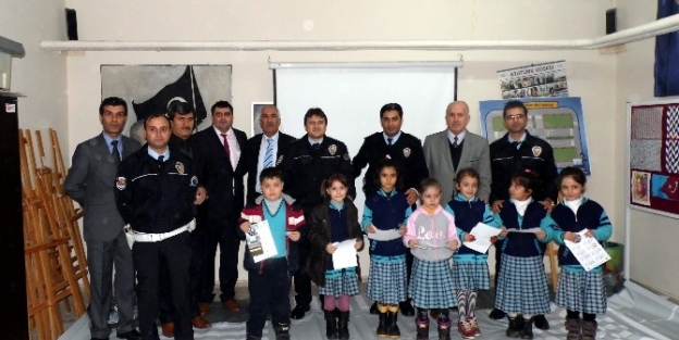 Gölbaşıda Öğrencilere Fahri Polislik Semineri Veriliyor