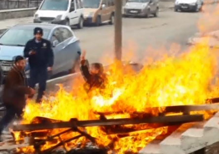 Dolandırılınca kendini ateşe attı
