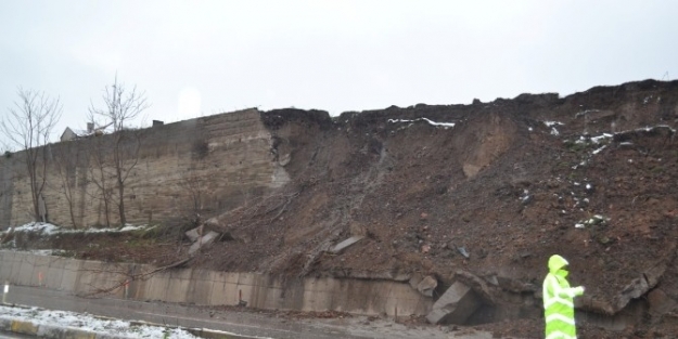 İstinat Duvarı Çökünce Yol Ulaşıma Kapandı
