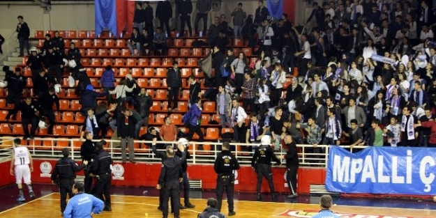 Basketbol Maçında Gergin Anlar