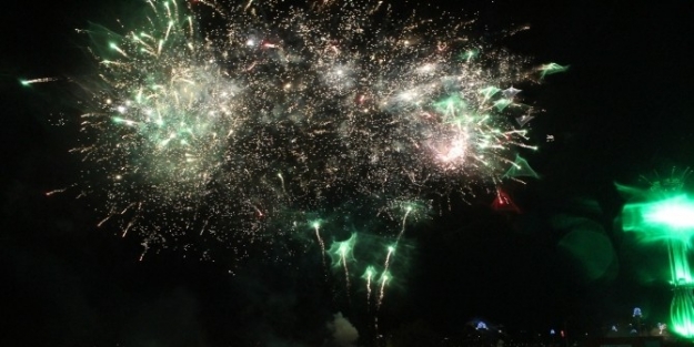 İzmir Yeni Yıla Yağmur Altında Girdi