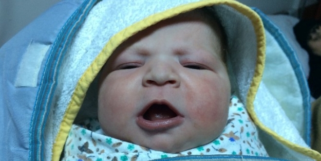 Elazığ’da Yeni Yılın İlk Bebeği 4 Kilo 100 Gram Dünyaya Geldi