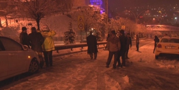 Yoğun Yağıştan Dolayı Araçlar Dik Yokuşta Mahsur Kaldı