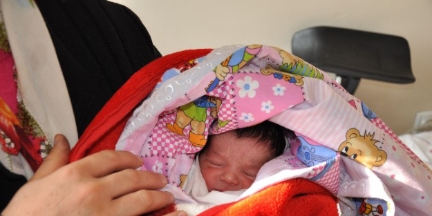 Elbistan’da 2015’in İlk Bebeği ‘uğur’ Oldu