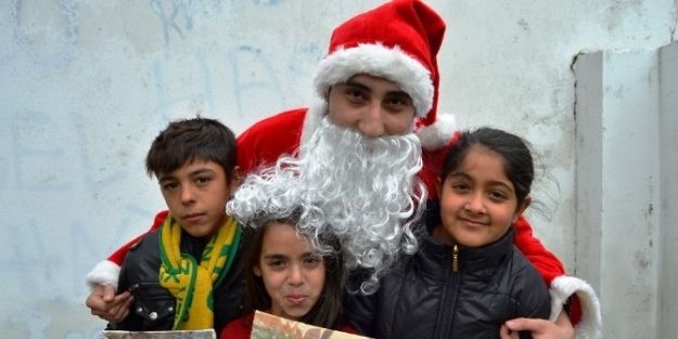 Cep Harçlıklarıyla Aldıkları Hediyeleri Roman Çocuklara Dağıttılar