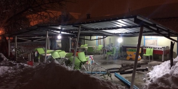 Çatı kara dayanamadı!