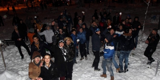 Üniversite Öğrencilerden Kartopu Savaşı