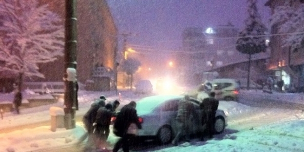 Kar’a Hazırlıksız Yakalananlar Yolları Kapattı