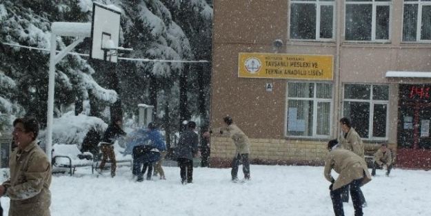 Tavşanlı Eml’de Kar Topu Savaşını Öğretmenler Kazandı