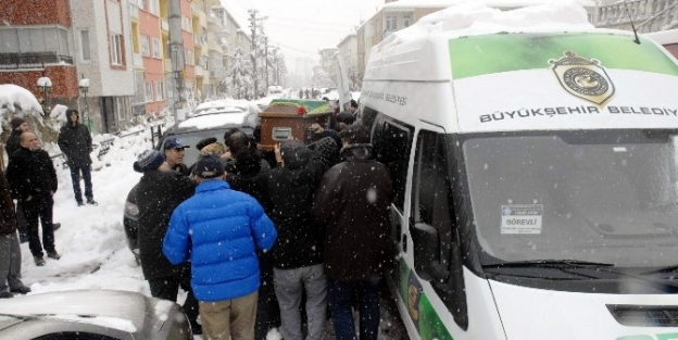 Evinde Ölü Bulunan Genç Cerrah Son Yolculuğuna Uğurlandı