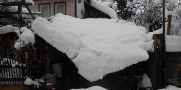 Dursunbey’de Kar Çati Ve Ağaçları Yıkıyor