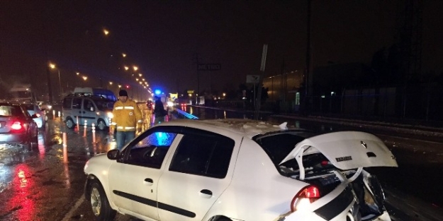 Çukurdan Kaçmak İsterken Bariyerlere Çarpti: 2 Yaralı