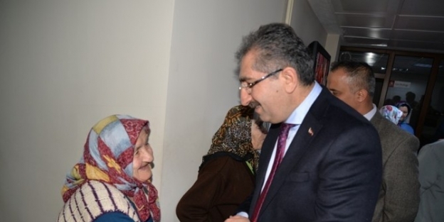 Bolu Valisi 2014’e Yaşlılarla Birlikte Veda Etti