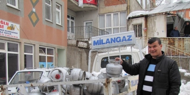 Elektrik Kesintileri Yüzünden Piknik Tüp Ve Mum Satışlarında Artış