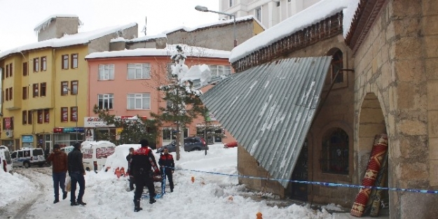Kütahya’da Bir Caminin Çelik Yağmurluğu Çöktü: 2 Yaralı
