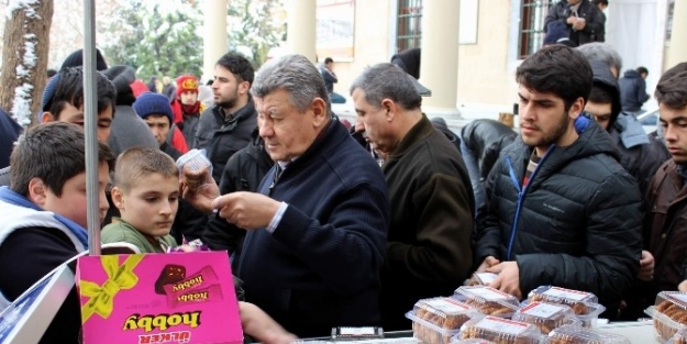 Cuma Namazı Sonrası Kandil Simidi Ve Çikolata Dağıtıldı