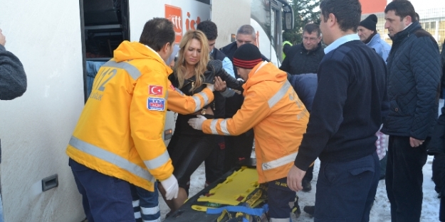 Yolcu otobüsü direğe çarptı: 7 yaralı