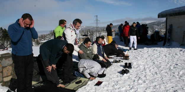 Uludağ'da kar üstünde namaz