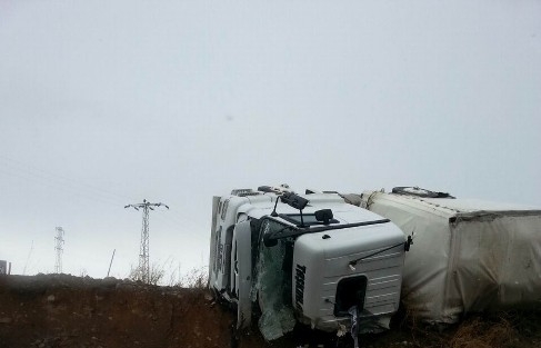 Suşehri’nde Tır Yan Yattı Sürücü Yaralandı