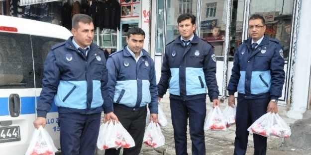 Zabıtalar, Kandil Simidi Dağıttı