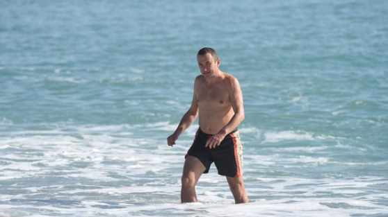 Türkiye donarken Antalyalılar'ın deniz keyfi