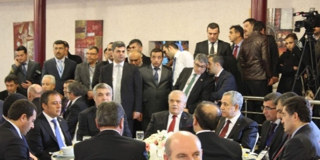 Başbakan Yardımcısı Arınç, Kırşehirli İş Adamlarıyla Bir Araya Geldi