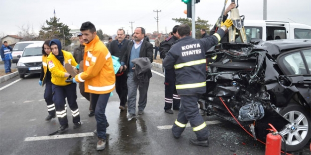 Kırmızı ışıkta feci kaza