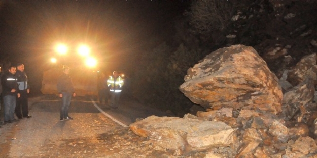 Nazilli’de Heyelan Yol Kapattı