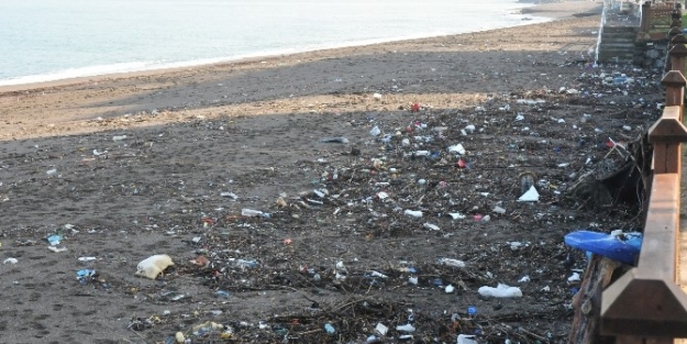 Dalgalar Sahilleri Yine Çöplüğe Çevirdi