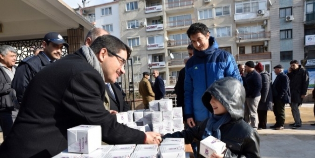 Başkan Çelik Vatandaşlara Kandil Simidi İkram Etti