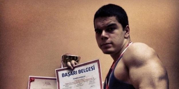 Bilek Güreşinde Türkiye Birincisi Oldu